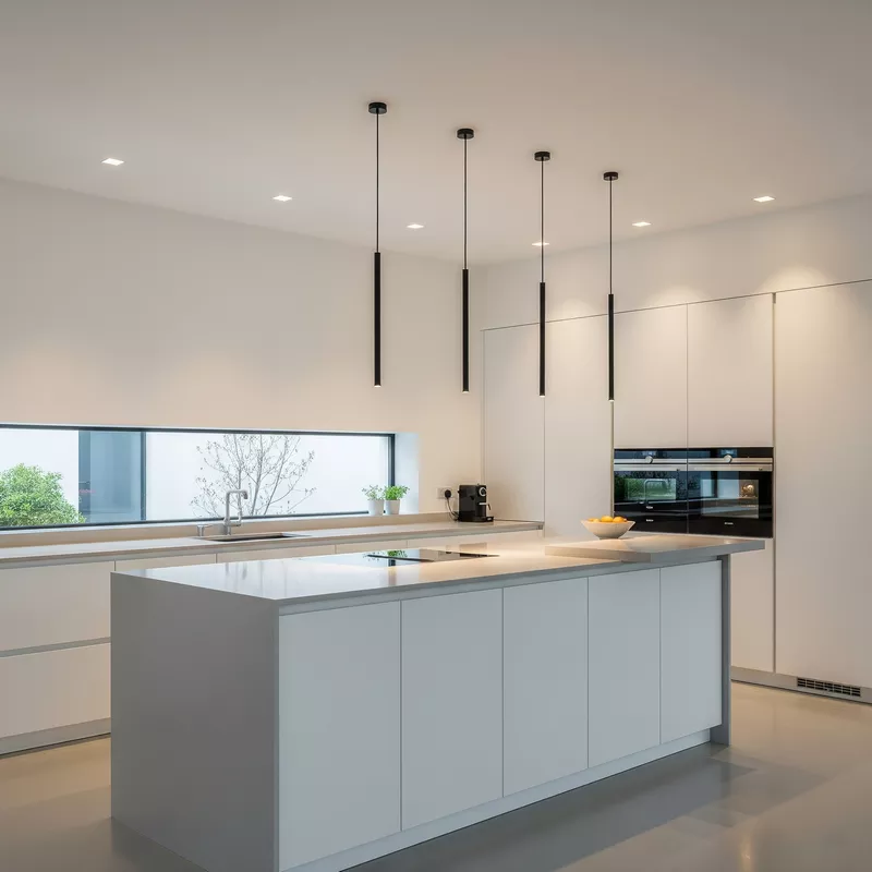 Dapur minimalis modern dengan lampu downlight LED dan lampu gantung Dapur minimalis modern dengan lampu downlight LED dan lampu gantung