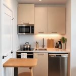 Dapur cantik minimalis kecil dengan solusi penyimpanan cerdas dan teknologi pintar