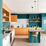 Dapur cantik minimalis trendi dengan warna-warna berani dan material inovatif