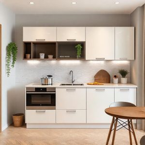 Dapur minimalis dengan dominasi warna putih dan abu-abu, memberikan kesan bersih dan luas