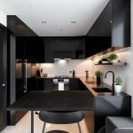 Desain dapur minimalis 2x2 dengan kabinet hitam, countertop sleek, dan pencahayaan efisien