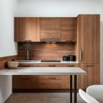 Kitchen set minimalis kayu solid dengan handle pintu dan laci berdesain elegan untuk dapur modern