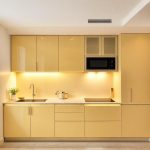Kitchen set minimalis mewah dengan countertop marmer dan pencahayaan elegan di bawah kabinet